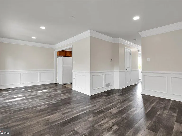 255 Meadows Ln NE — Photo 3