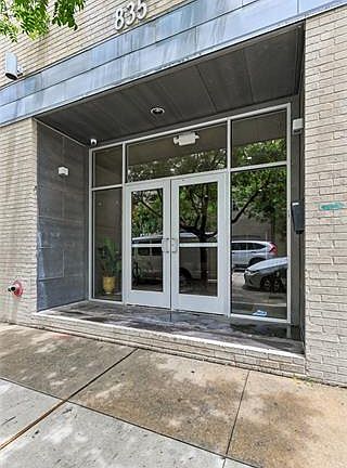 2nd image of 835 Julia St APT 12