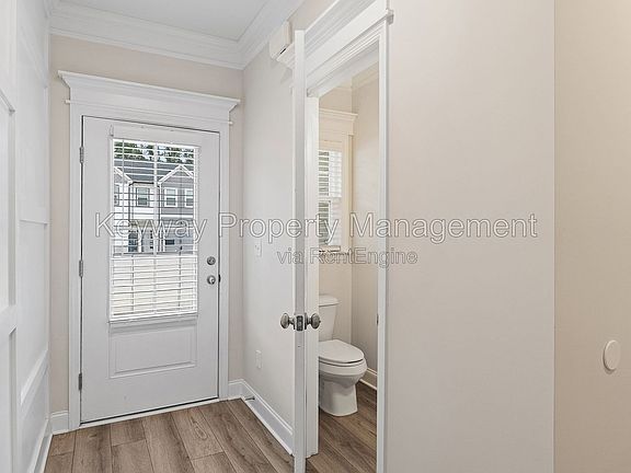 3rd image of 1047 Linsmore Ave