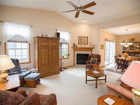 5th image of 142 Carriage Ct