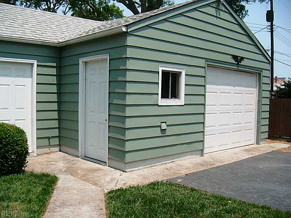 2nd image of 9627 Sherwood Pl