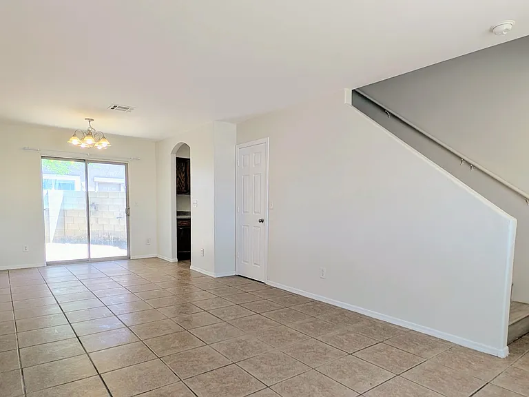 392 E Dirklay Ave — Photo 2