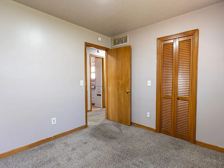 1421 Shalimar Dr — Photo 9