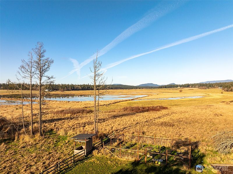 4th image of 1372 Bakerview Road
