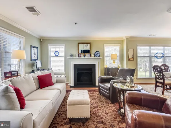 5563 Seminary Rd APT 213, Falls Church, VA 22041