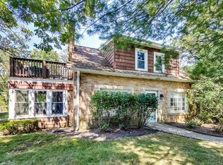 1025 W Foster Ave, Lake Bluff, IL 60044