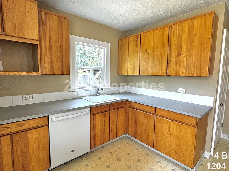 1204 NE 62nd Ave — Photo 6