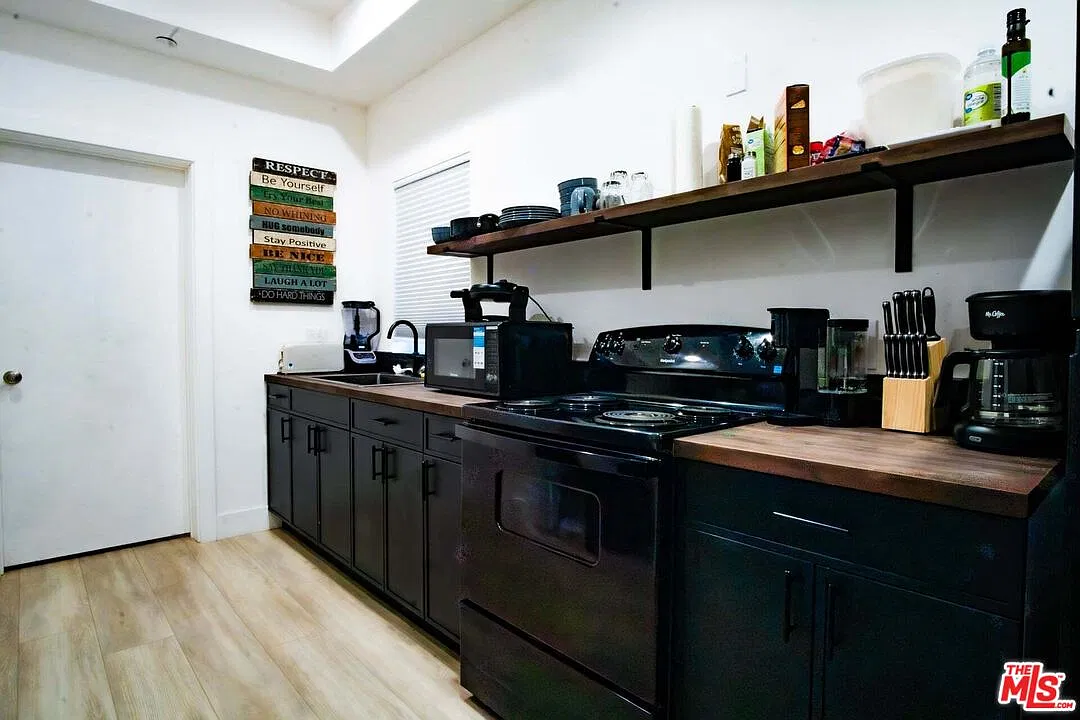 1 bed, 1.0 bath, 392 sqft, $2,200 — Photo 2