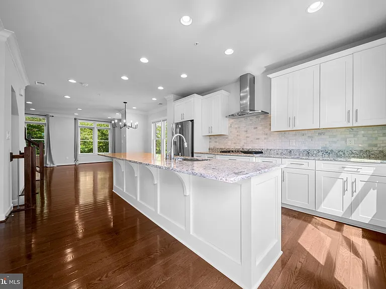 1121 S Lincoln St — Photo 12