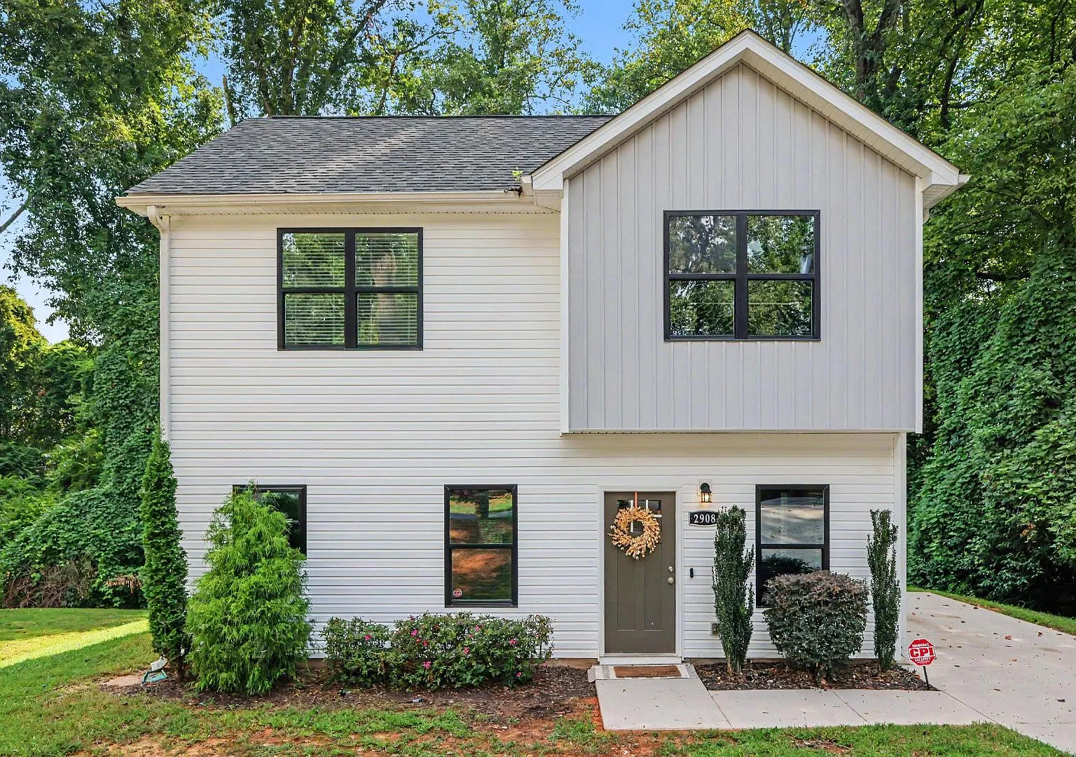 2908 Burgess Dr — Photo 2