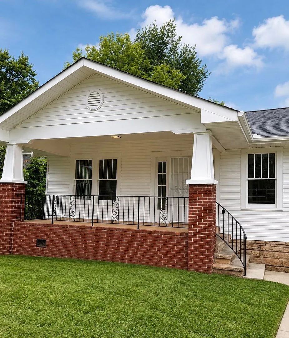 Charming 4BR/2BA Bungalow in Historic South East Lake — Photo 1