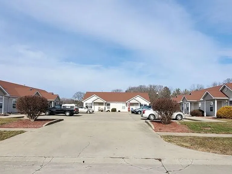 2205 Country View Dr — Photo 2