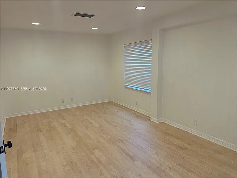 725 Navarre Ave — Photo 11