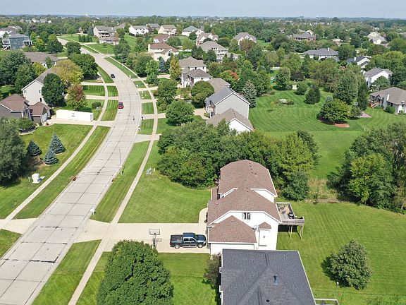 3rd image of 1085 SE Westwoods Dr