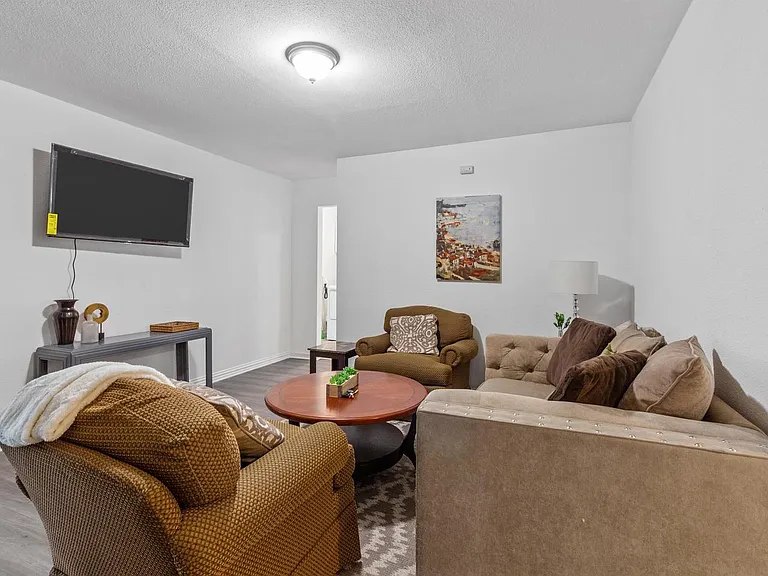 3525 Hacienda Dr — Photo 2