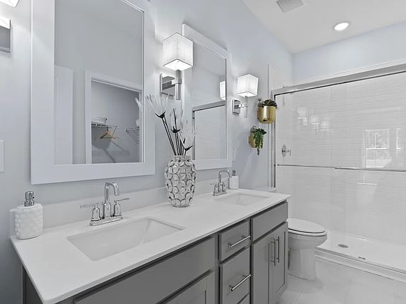 Primary bath with dual sinks