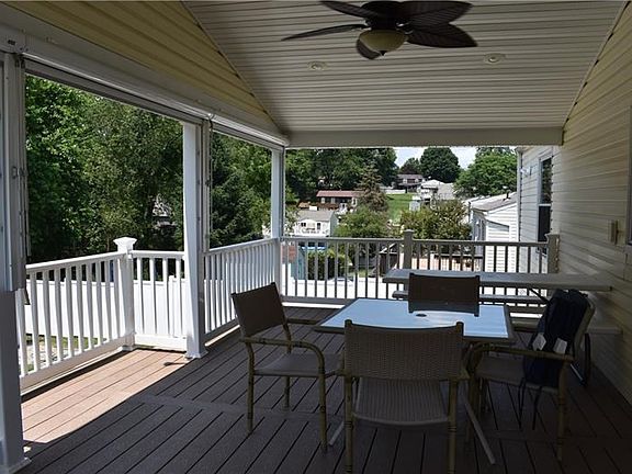 Absolutely beautiful newer composite porch