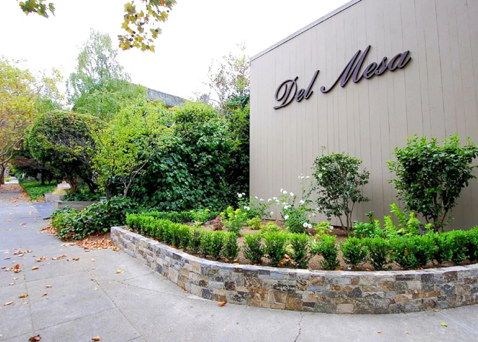 Gerstle Park- Lg 1BR/1BA, Newer Kitchen, Pool, Parking, Laundry, Easy Walk To Town & Transportation — Photo 1