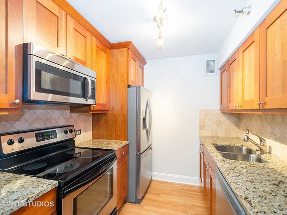 5th image of 1250 N Dearborn Pkwy #18B