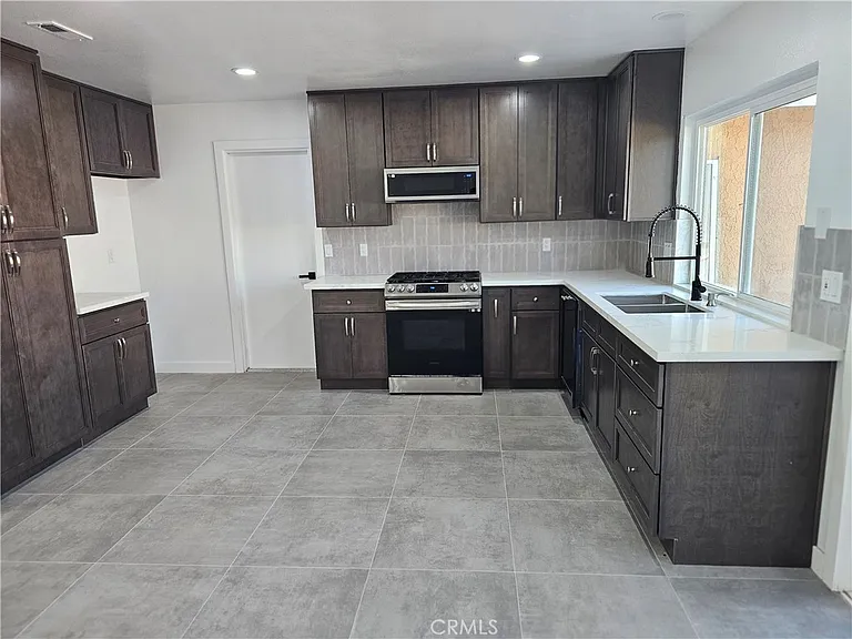 10030 Ontario St — Photo 16
