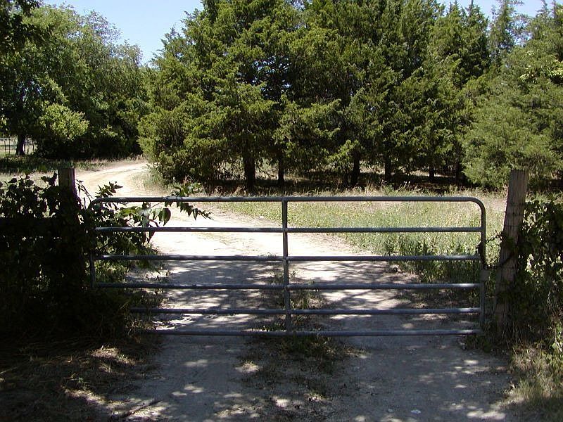Front gate to 907 Cockrell Hill Road~~No sign on property.