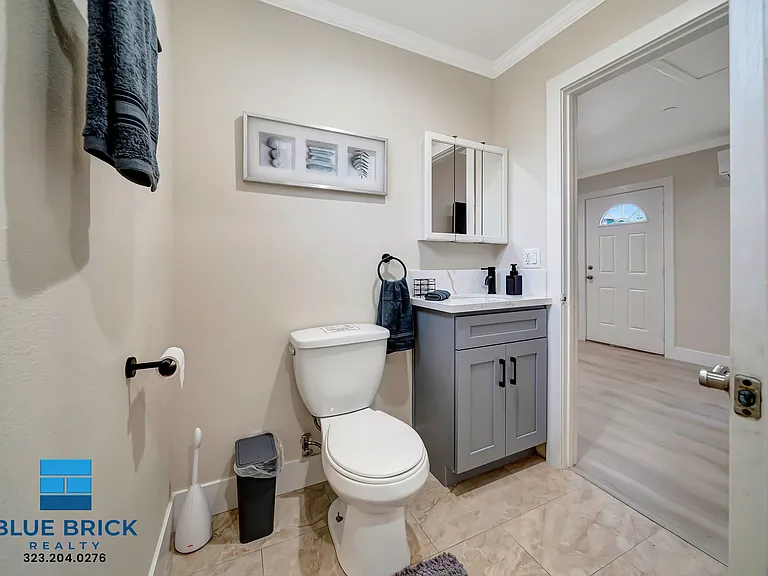 5843 Vanalden Ave — Photo 11