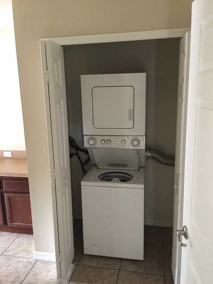 1 bed, 700 sqft, $1,300 — Photo 3