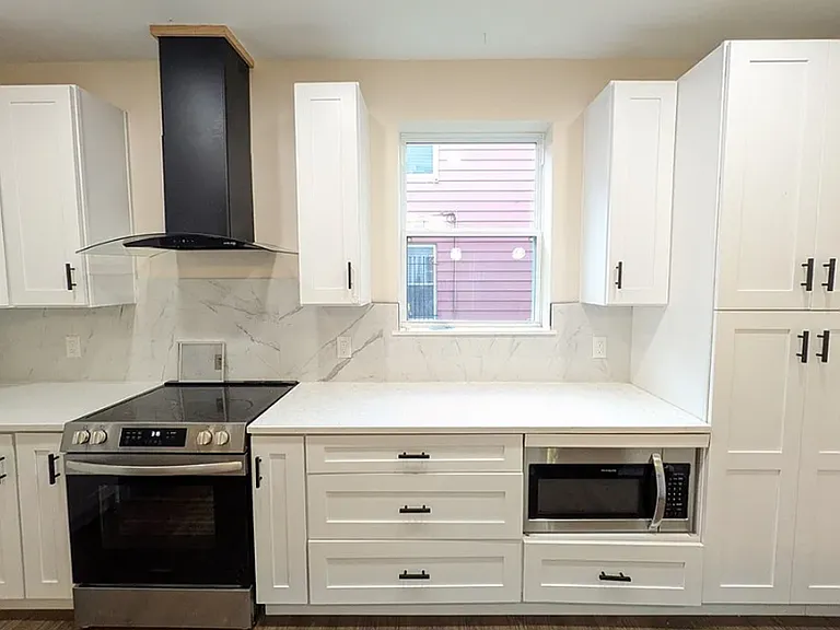 1911 Corning Ave — Photo 2