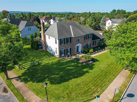 2nd image of 1098 Laurel Dr