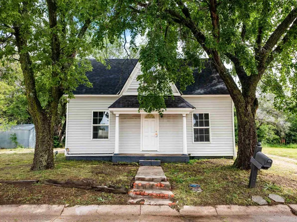 217 E Sumner St, Wellington, KS 67152