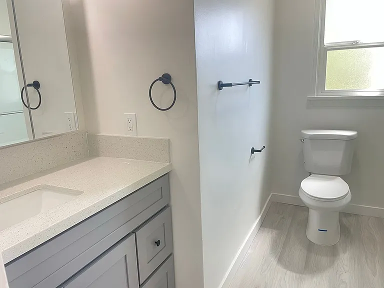 4594 Gardena Dr — Photo 10