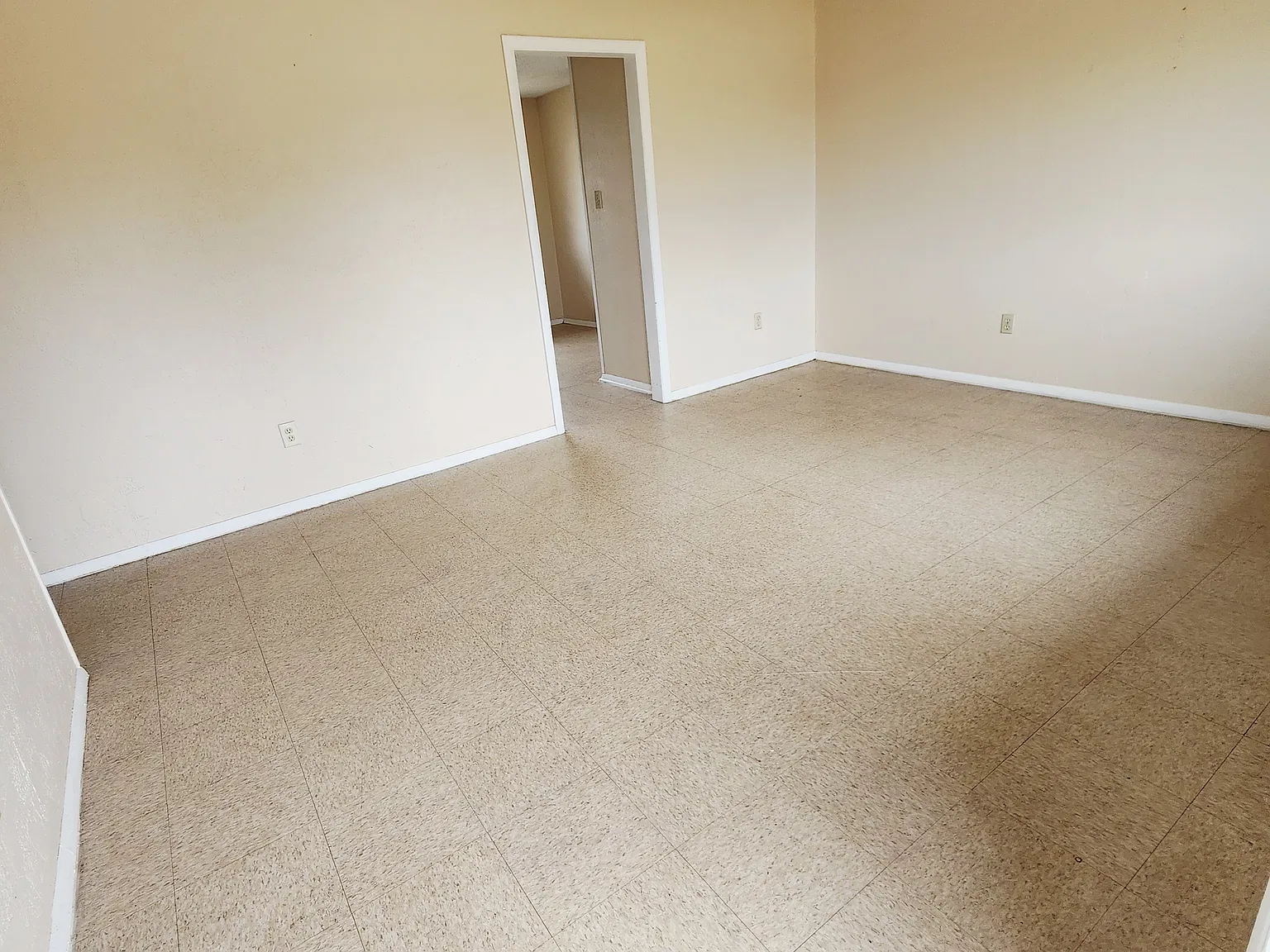 3 bed, 1100 sqft, $975 — Photo 4