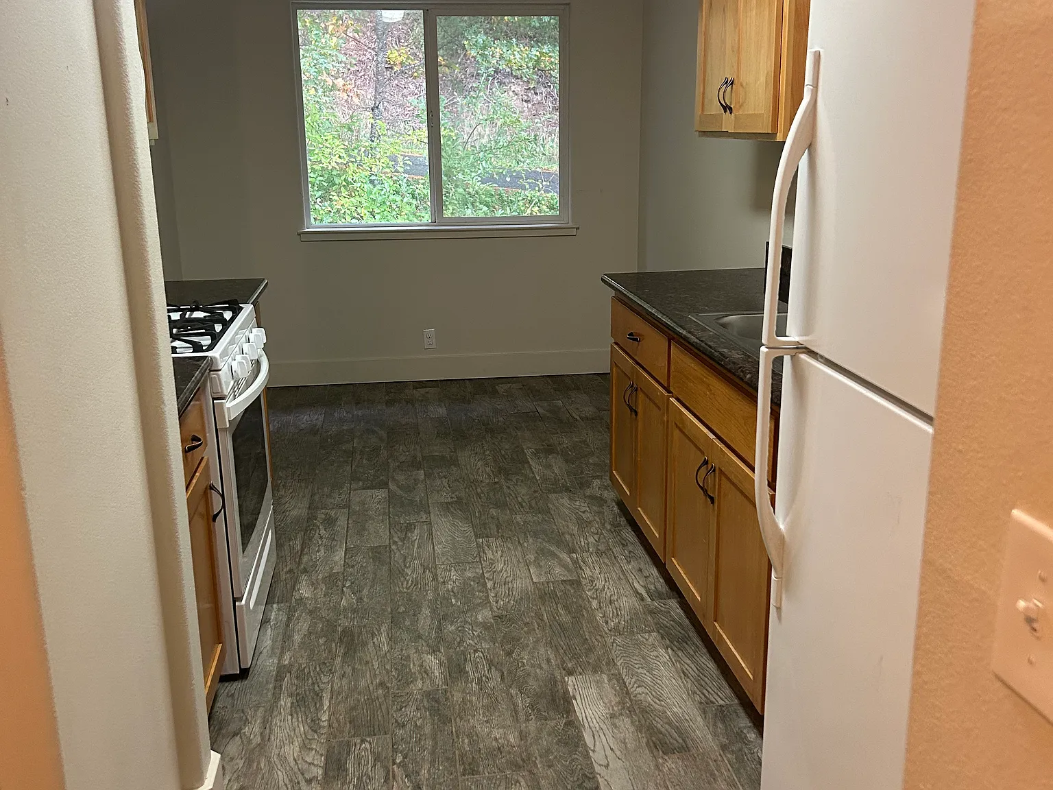 2 bed, 900 sqft, $1,350 — Photo 2