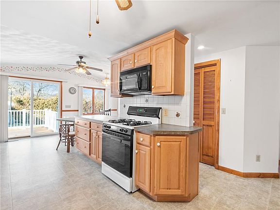 5th image of 9 Wild Berry Dr