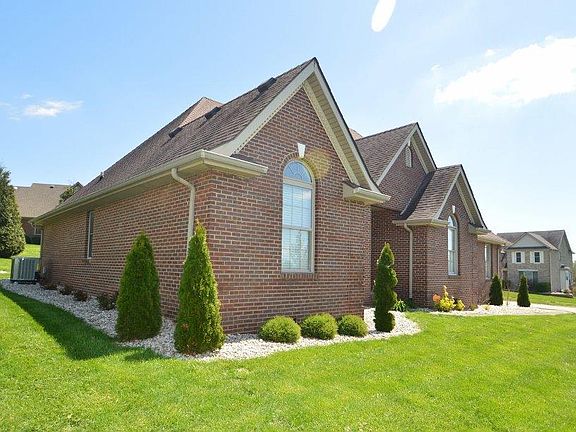 3rd image of 119 Winterberry Cir