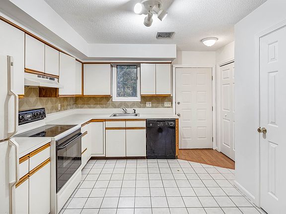 4th image of 37 Dale Ave APT B