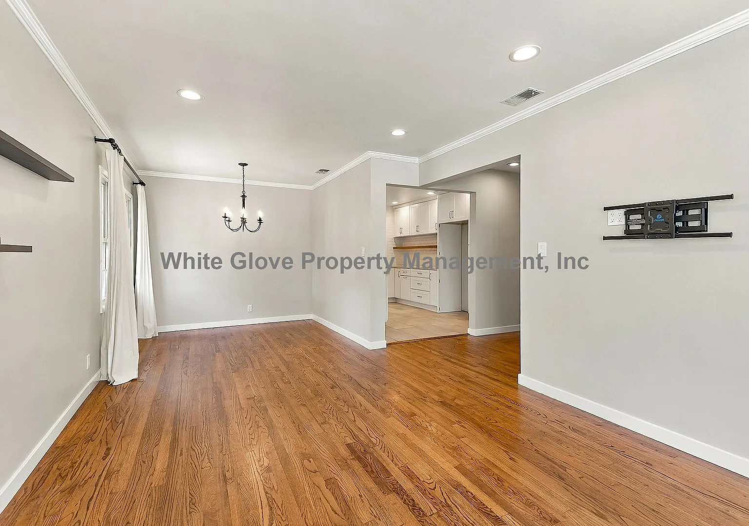 Beautiful 3 Bedroom Lakewood Home with Updated Kitchen — Photo 4
