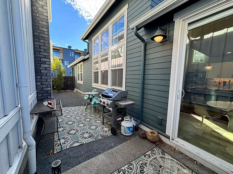 2740 Ordway Ave — Photo 74