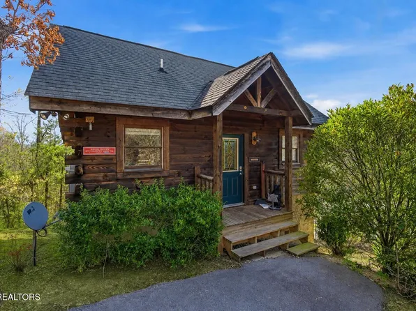 570 Country Oaks Dr, Pigeon Forge, TN 37863