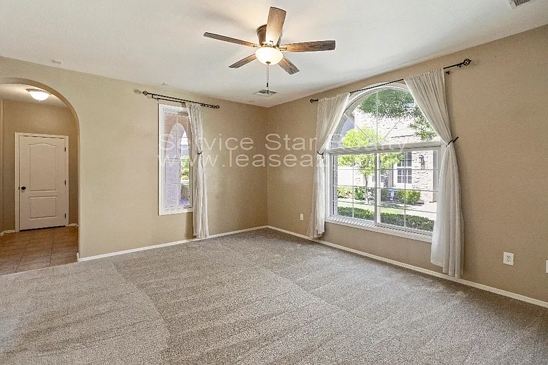 3 bed, 2.5 bath, 2138 sqft, $2,099 — Photo 2