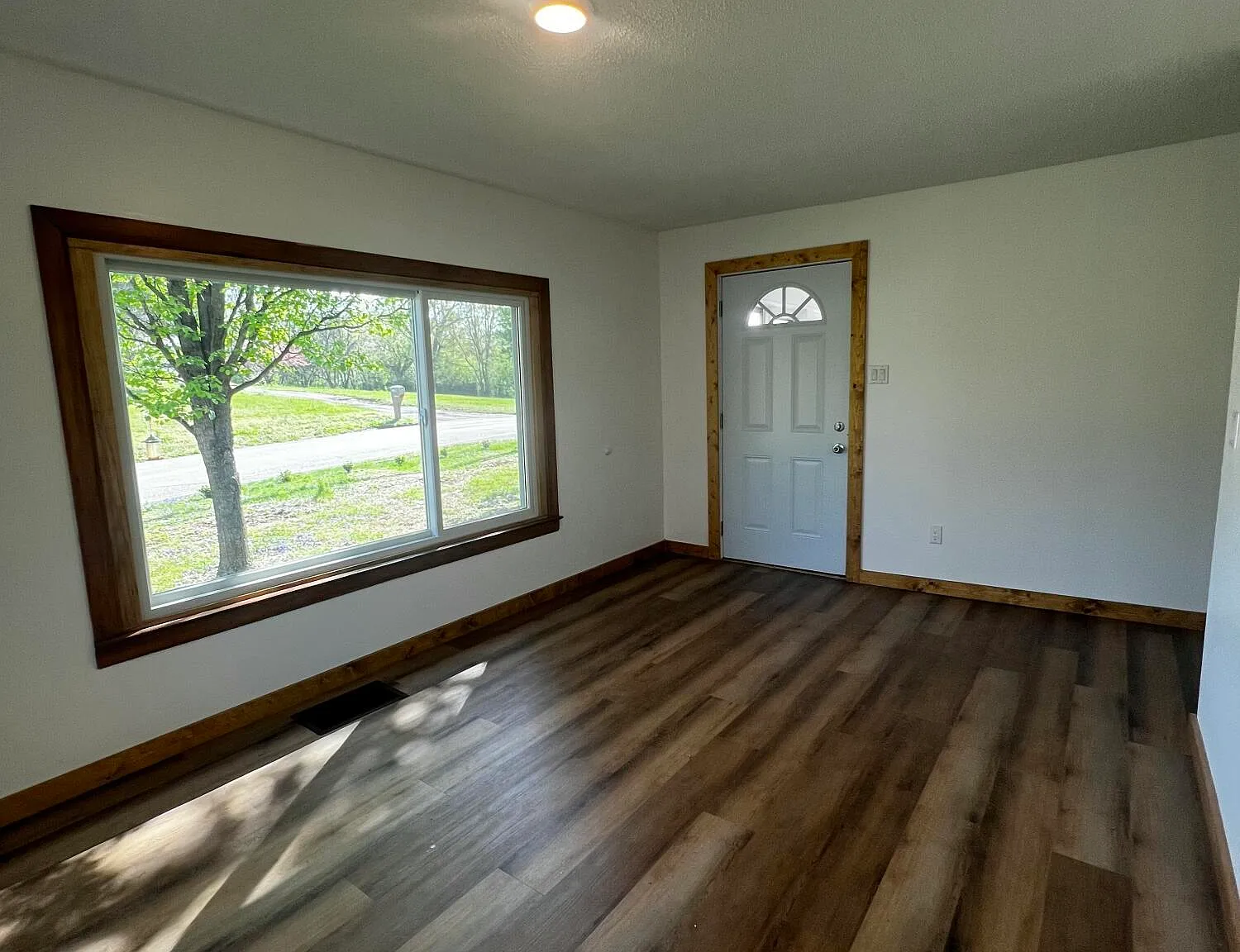4 bed, 1.5 bath, 1600 sqft, $2,300 — Photo 3