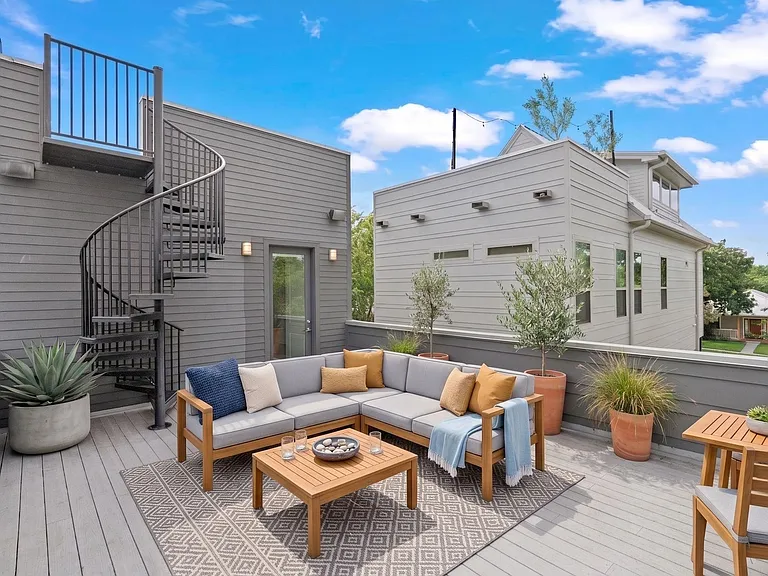 3010 E 18th 1/2 St #B — Photo 1