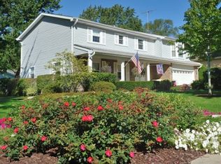 1946 Brentwood Ln E, Wheaton, IL 60189