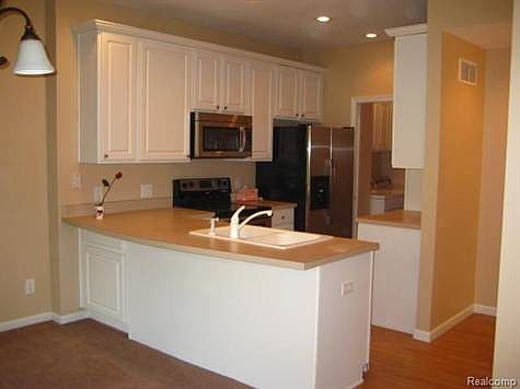 4th image of 168 Stratford Ln #1