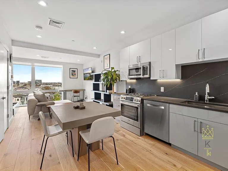 420 W Broadway #503 — Photo 2