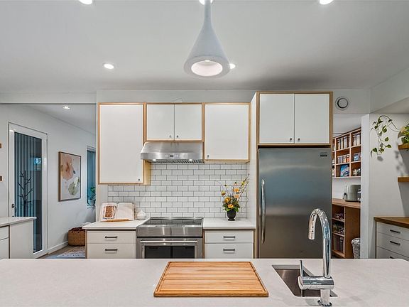 5th image of 1230 Burnside Rd W