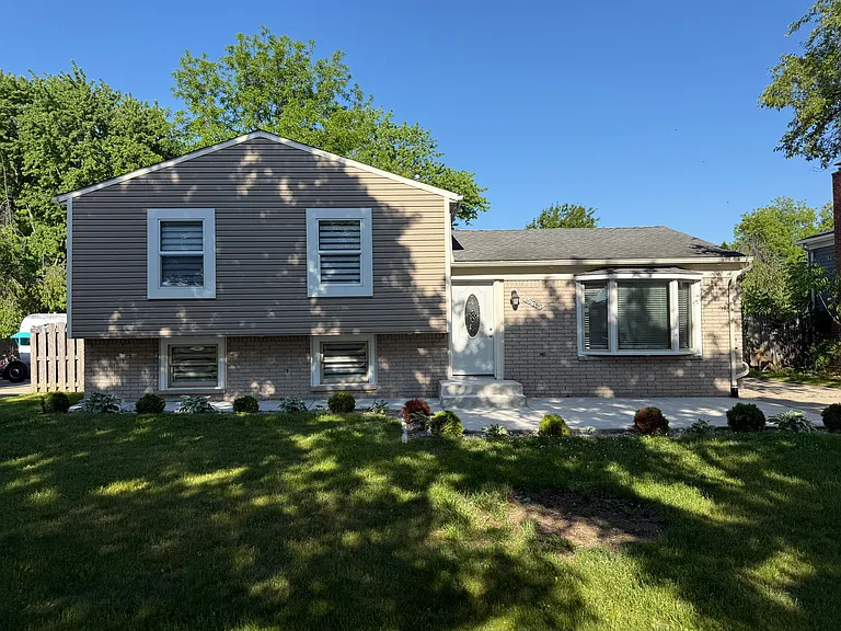 42780 Buckingham Dr — Photo 2
