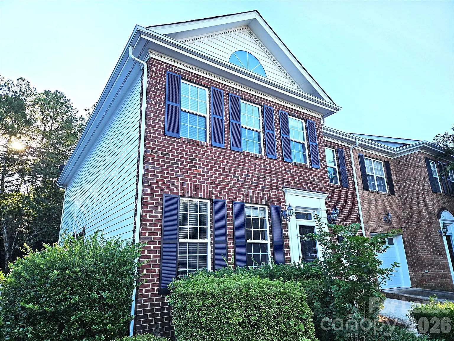 3 bed, 2.5 bath, 1924 sqft, $2,200 — Photo 2
