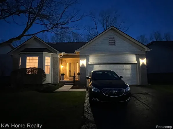5239 Simpson Lake Rd, West Bloomfield, MI 48323