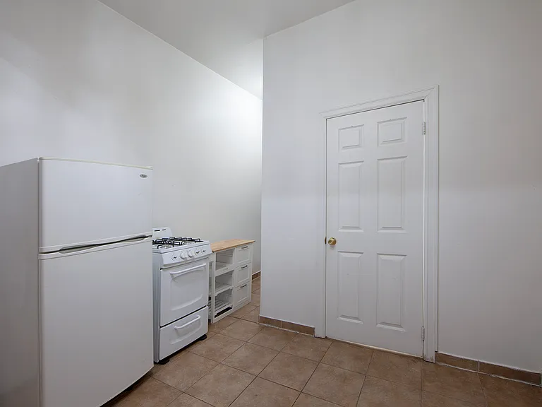 528 E 13th St #1B — Photo 4